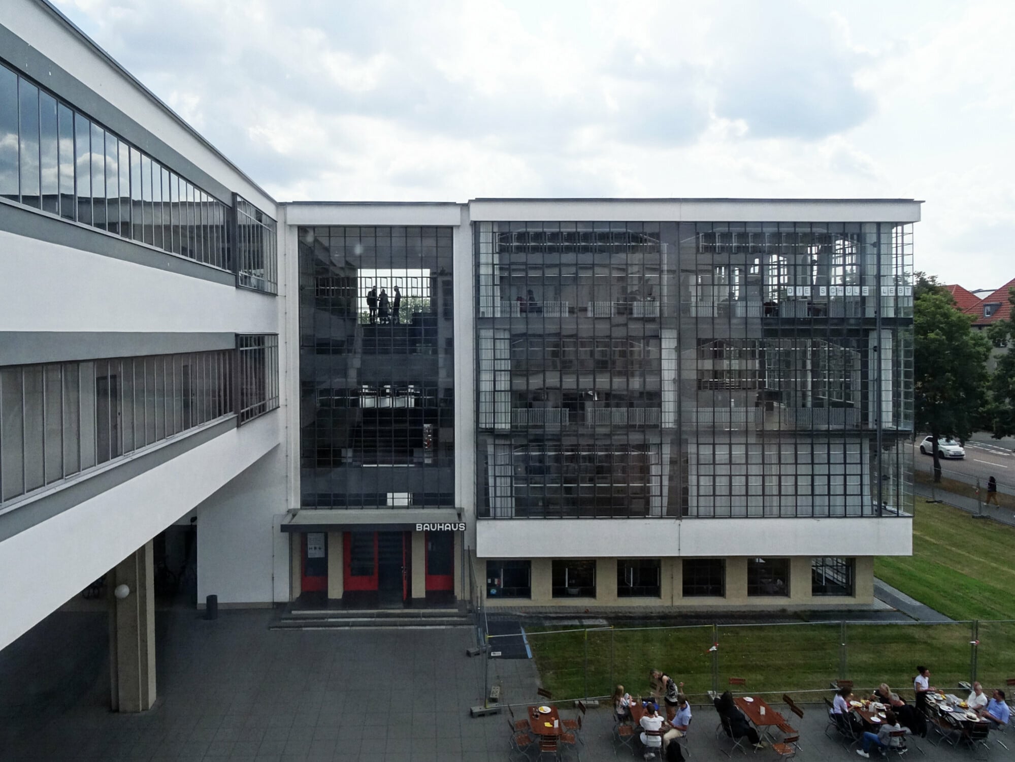 Die Glasvorhangfassade umgibt den Werkstättentrakt.