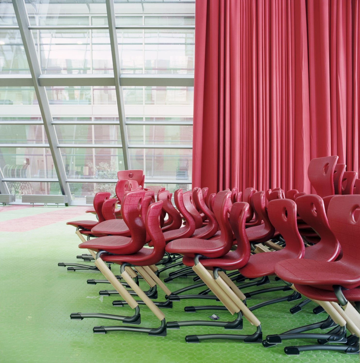Kräftige Farben prägen die öffentlichen Bereiche der Schule