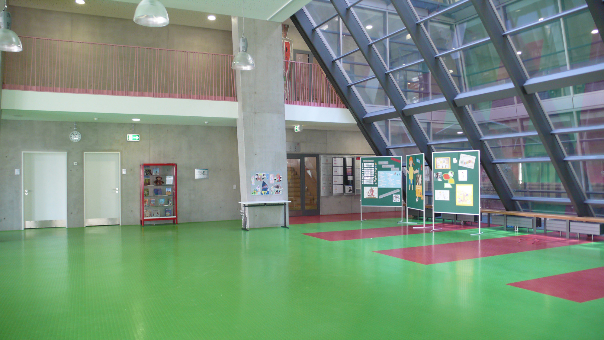 In der Aula kam ein grüner Kautschukboden mit roten Flächen zum Einsatz