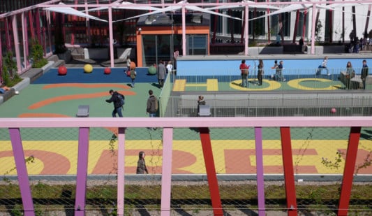 Mit dem Dach mit die Architekten einen ungewöhnlichen Ort für einen Schulhof