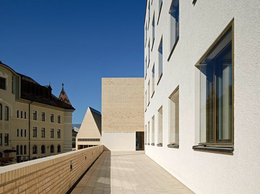Ensemble aus Landtag, Landesarchiv und Rheinbergerhaus