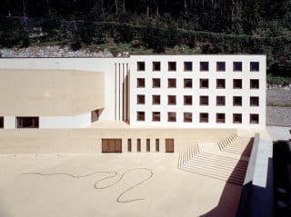 Ansicht über den Vorplatz mit dem schlangenförmigen Kunstwerk