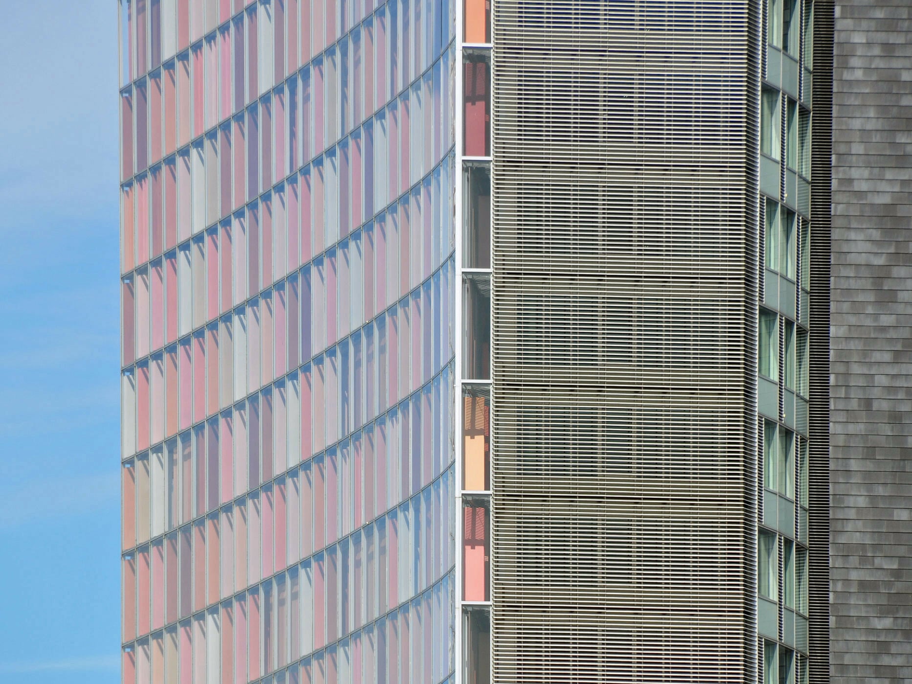 Die Westfassade des ehemaligen GSW-Hochhauses (seit 2017: Rocket-Tower) in Berlin ist eine gebäudehohe Zweite-Haut-Konstruktion mit integriertem Sonnenschutz (Architekt: Sauerbruch Hutton, Berlin)