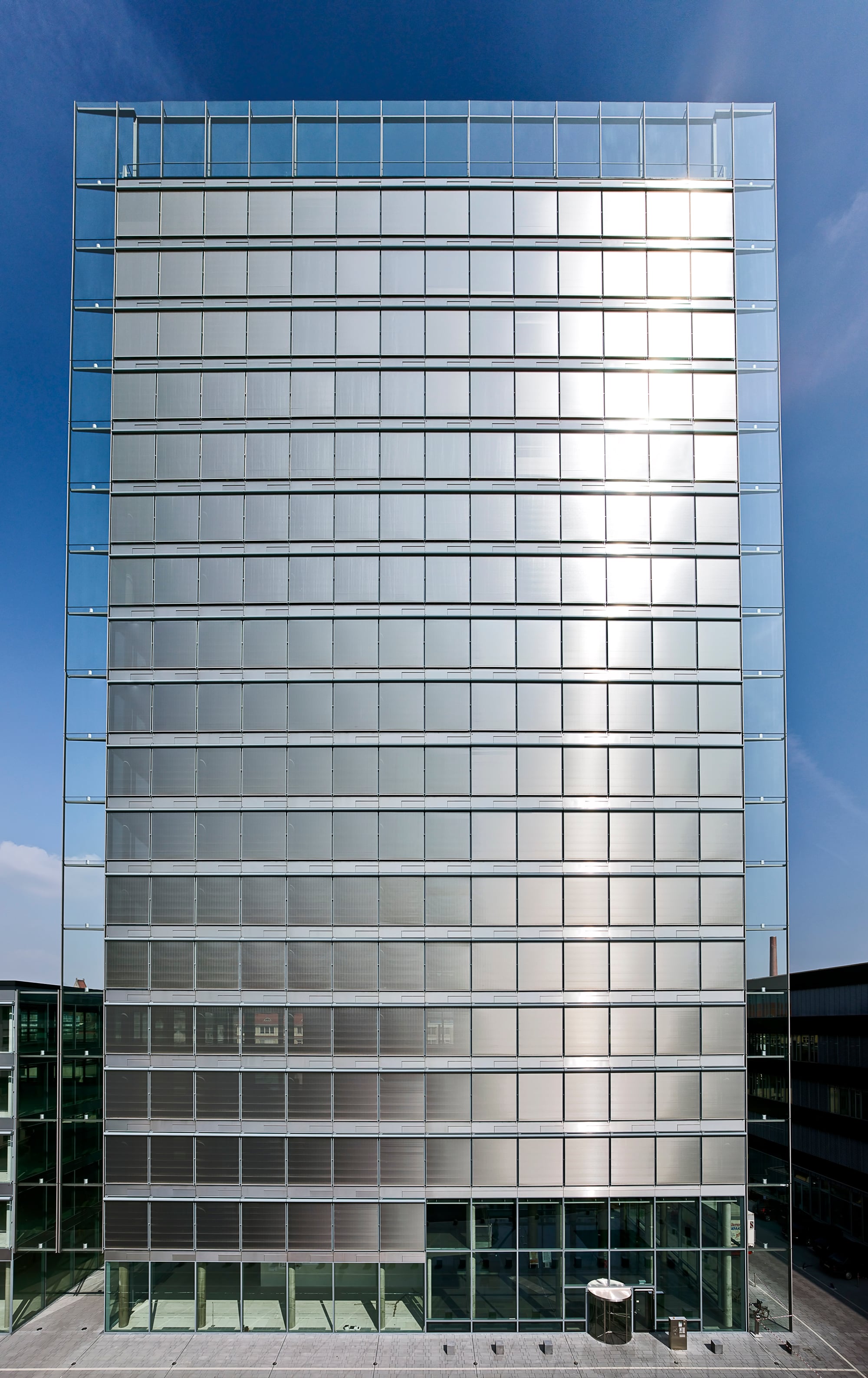 Hegau Tower in Singen (von Murphy / Jahn): Elementfassade mit integriertem Sonnenschutz aus Edelstahl-Microlamellen