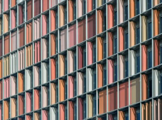 Alleskönnerin Fassade? Anforderungen an die Gebäudehülle ergeben sich hinsichtlich Akustik, Wärme, Feuchte, Belüftung, Schutz gegen UV-Strahlung, Belichtung, Dichtigkeit gegen Regenwasser, Druck- und Sogkräfte aus Windbelastung, Ein- und Ausblick, Schutz vor Wärme und Kälte sowie statische Belastungen von innen und aus den Eigenlasten. Im Bild der Rocket-Tower (ehemals: GSW-Hochhaus) in Berlin. Architektur: Sauerbruch Hutton, Berlin 1999