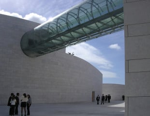 Die gläserne Brücke verbindet die Baukörper des Centre for the Unknown of Champalimaud Foundation