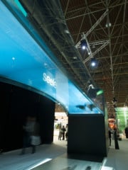 Auf der Glasstec 2008 vorgestellte Ganzglasbrücke. Die Krümmung wurde durch das Laminationsbiegeverfahren erzeugt