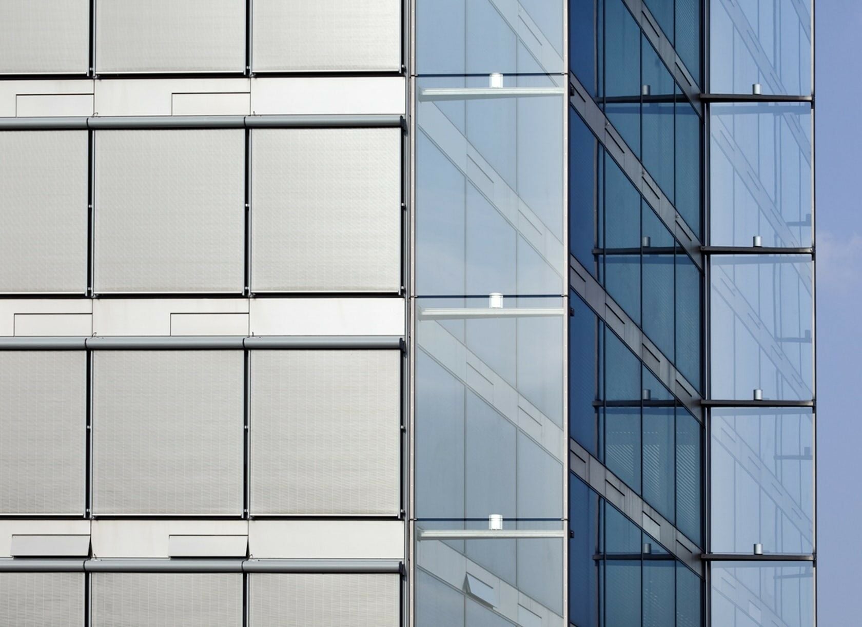 Elementfassade mit integriertem Sonnenschutz am Hegau Tower in Singen