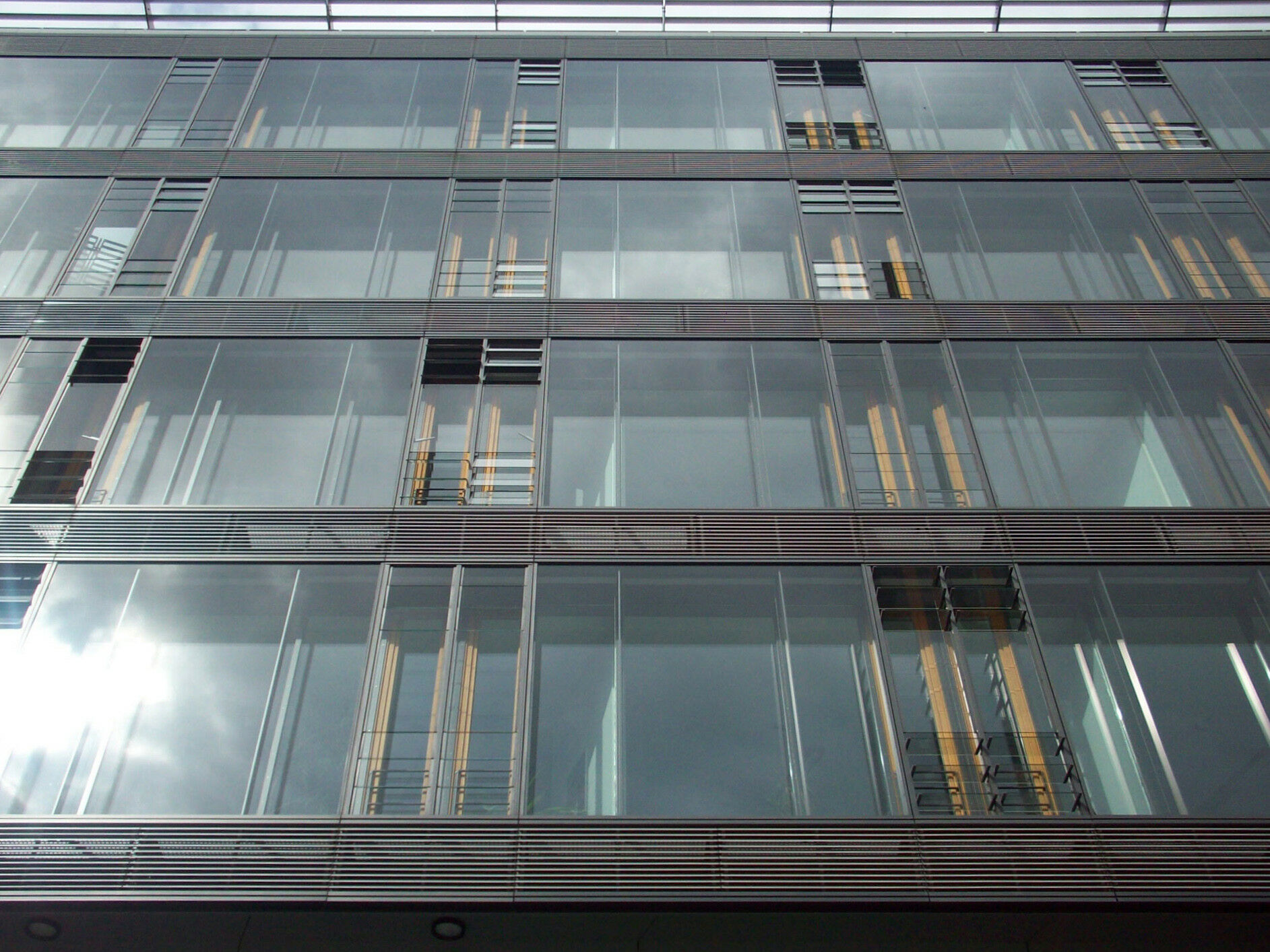 Doppelfassade mit einzeln öffenbaren Glaslamellen für Zu- und Abluft.