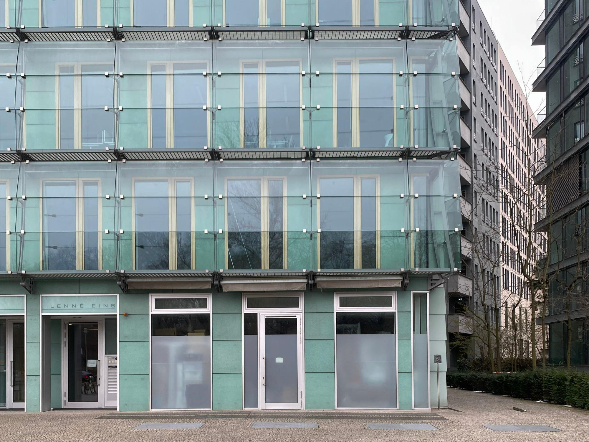 Doppelfassade mit offenen Gitterrosten für eine natürliche Luftzufuhr.