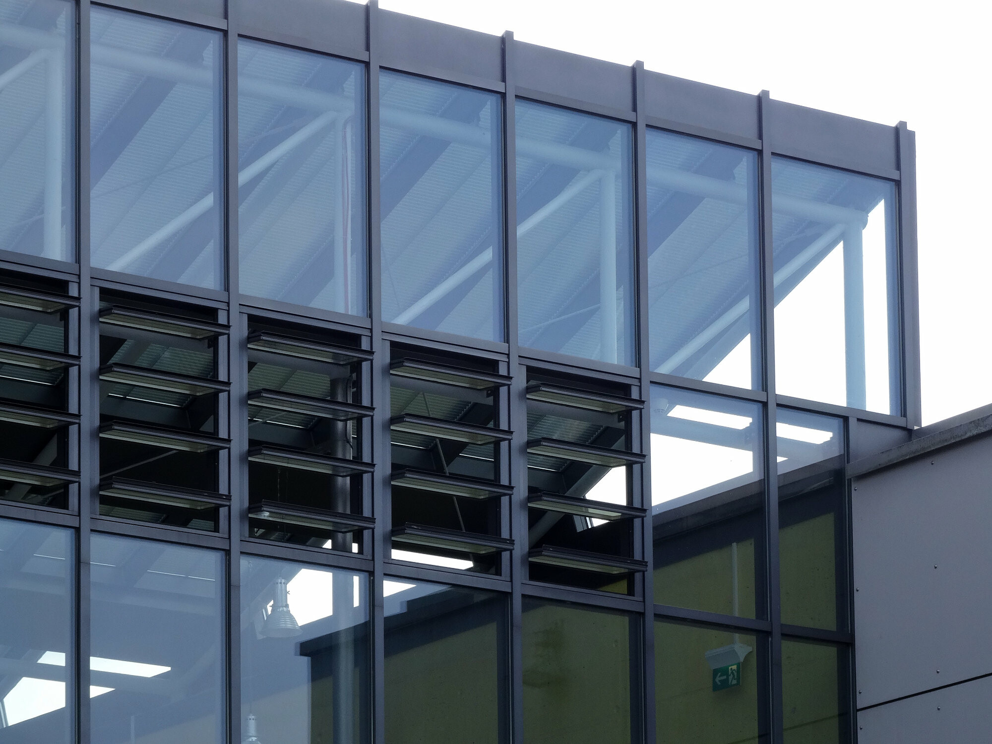 Lüftungsöffnungen in der Glasfassade des Audimax der Hochschule Dessau.