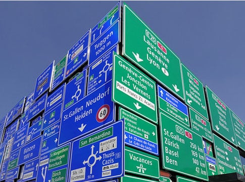 An einer Ecke treffen die Autobahn- auf die Bundesstraßenschilder