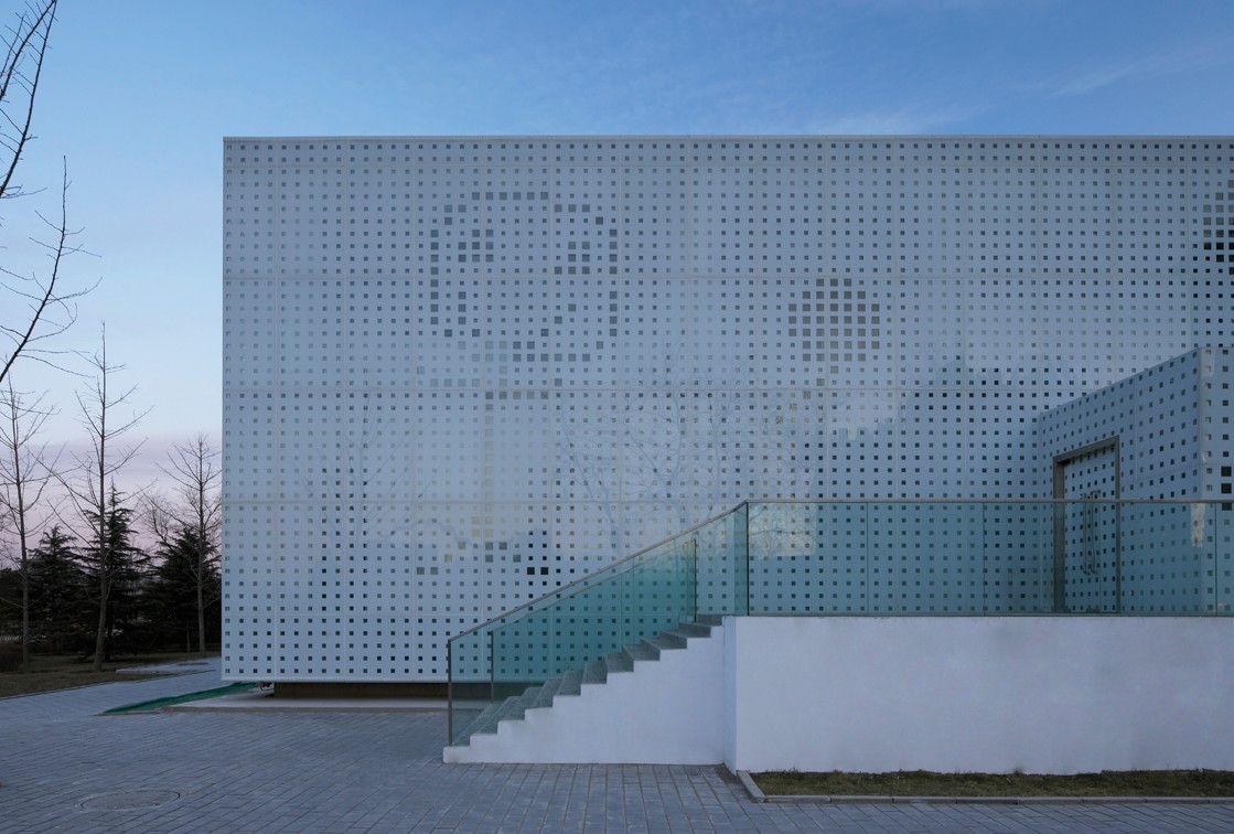 Fassade aus bedrucktem Glas, das Muster entstand nach Zeichnungen von Kinderhand