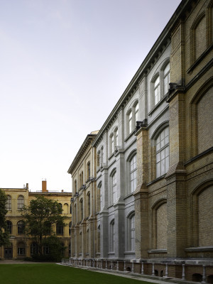 Die Gebäudehülle des Neubaus wurde aus konservatorischen Gründen fensterlos ausgeführt