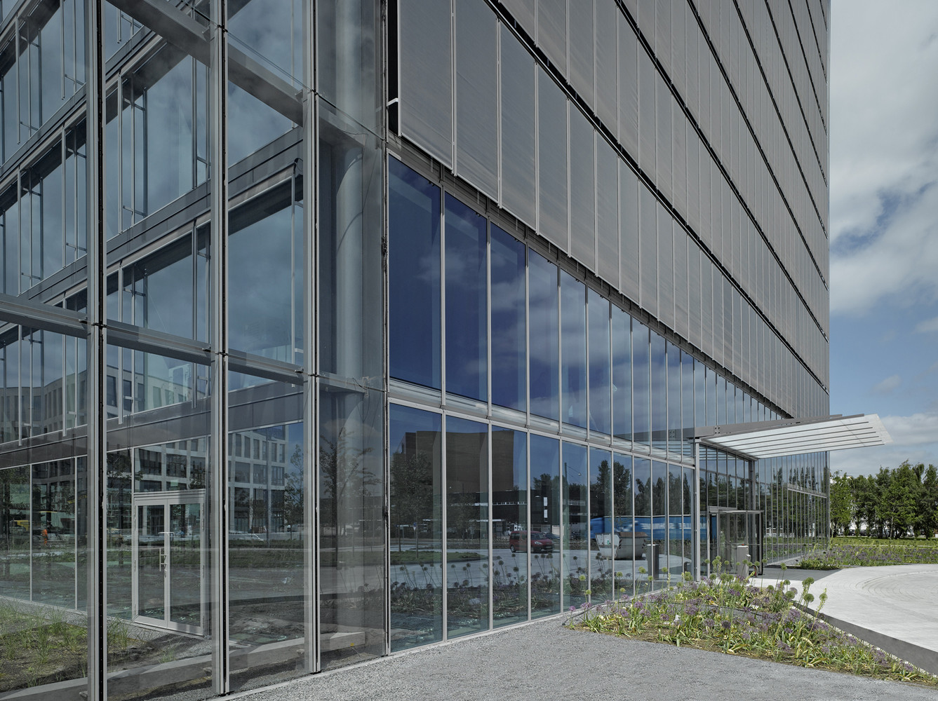 Metallbehang und Fassade sind exakt aufeinander abgestimmt