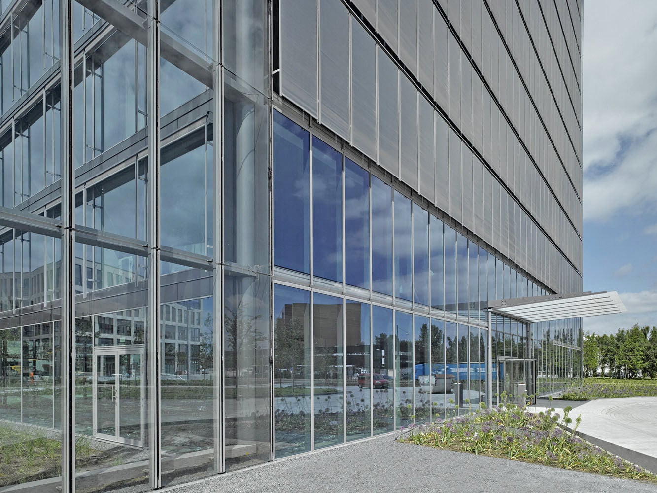 An Hochhäusern mit Glasfassaden wie dem Weser Tower in Bremen ist Sonnenschutz unerlässlich; den hohen Windlasten hält diese Variante aus Edelstahl gut stand, Architektur: Murphy/Jahn, Chicago