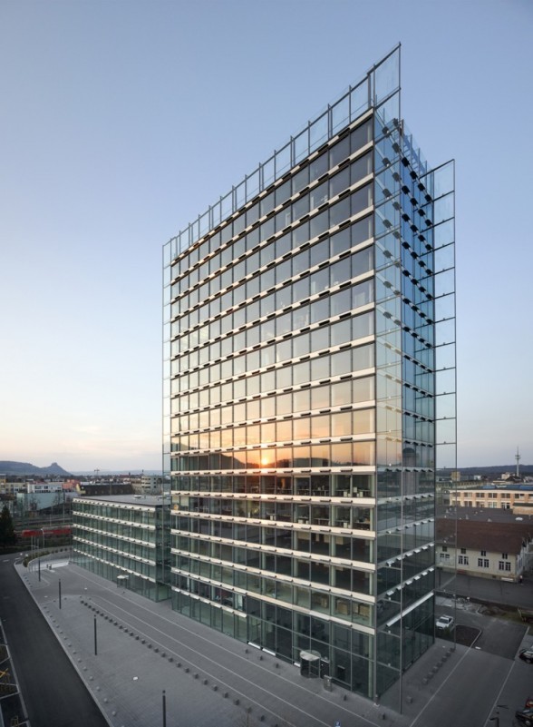 Auch die Elementfassade am Hegau Tower in Singen besteht fast vollständig aus Glas, Architektur: Murphy / Jahn, Chicago