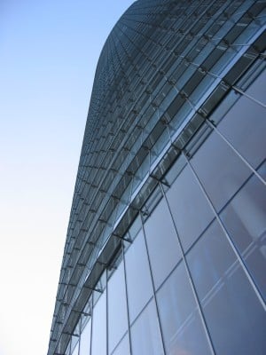 In der Komponentenfassade des Post Towers in Bonn sind Heizungs- und Lüftungsgeräte integriert