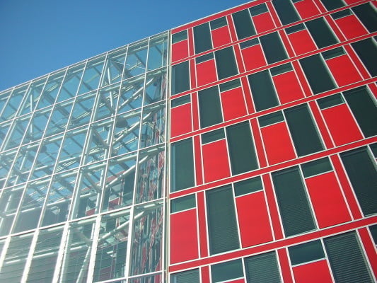 Capricon in Düsseldorf: Komponentenfassade mit Sondermodulen, die Tageslichtlenkung, Kunstlicht sowie Be- und Entlüftung integriert, Architekten: Gatermann und Schossig