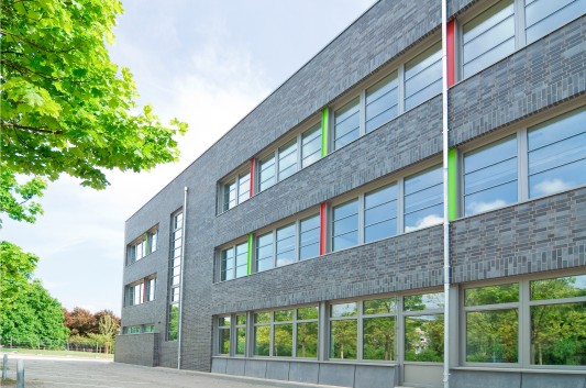 Der hintere Gebäudeteil ist in zweischaligem Ziegel-Sichtmauerwerk ausgeführt