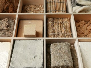 Viele verschiedene Materialien lassen sich zu Dämmstoffen verarbeiten.