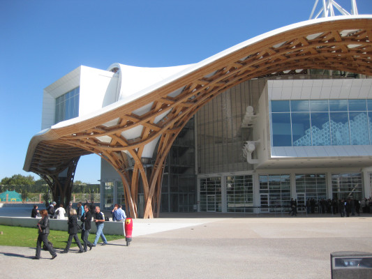 Die Dependance des Centre Pompidou in Metz als weit spannende Dachkonstruktion über gestapelten Ausstellungskästen