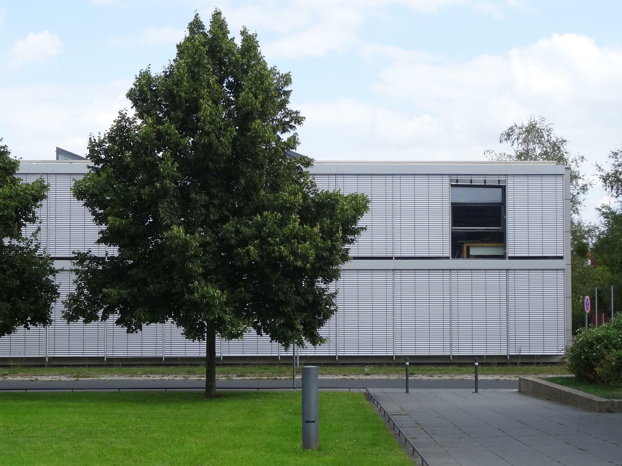 Bürohausfassade mit Raffstoren aus Z-Lamellen aus Aluminium