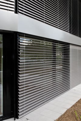 Verbundraffstore mit gebördelten Z-Lamellen aus thermolackiertem Aluminium, 70 mm breit mit Führungsschienen