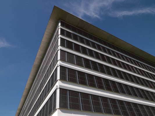 Konvexraffstore mit gebördelten Lamellen aus thermolackiertem Aluminium