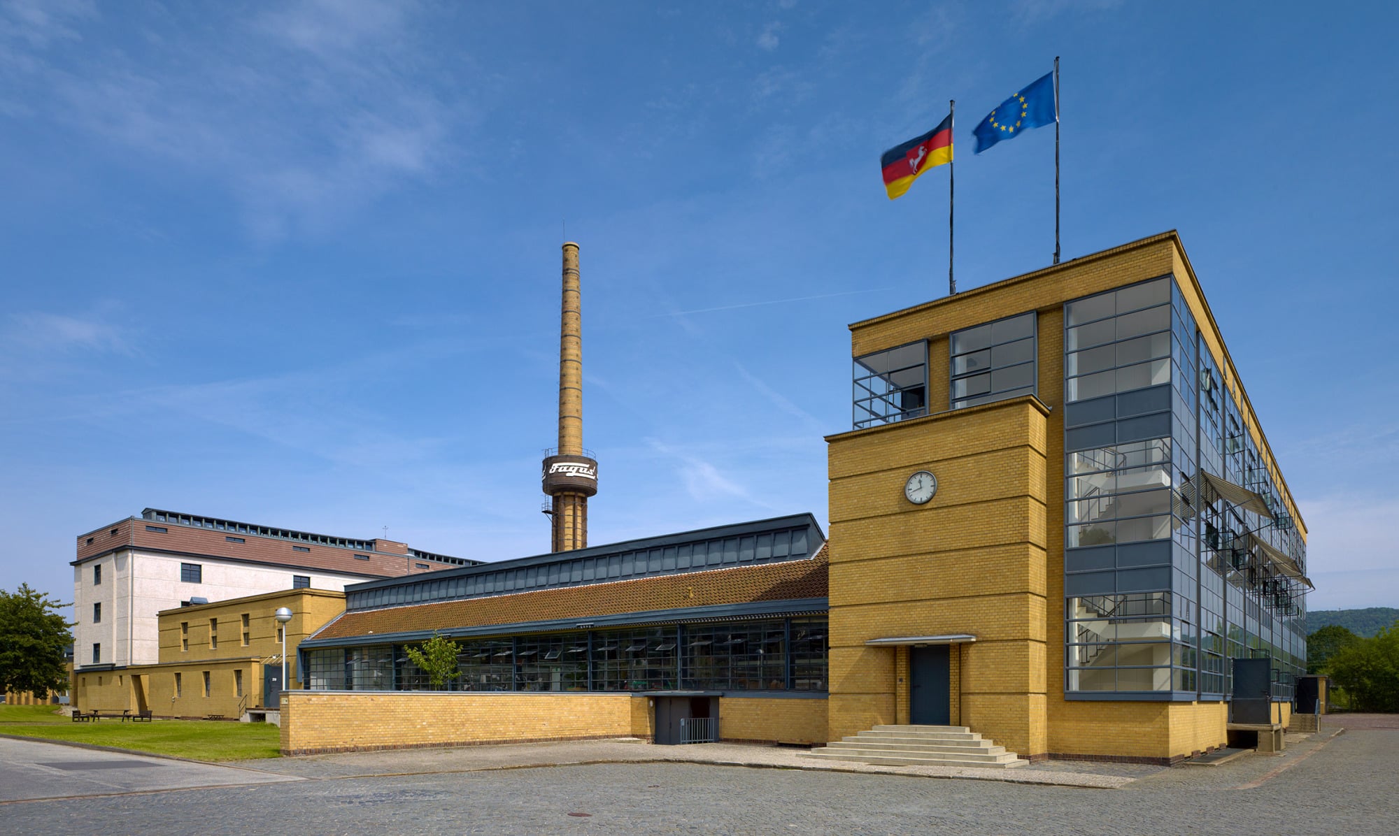 Die Gebäudeecken in einem Fenster aufzulösen gelang Walter Gropius zum ersten Mal mit seinem Entwurf für das Fagus-Werk in Alfeld von 1911.