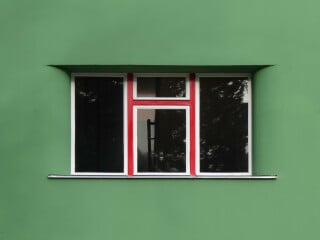 Holzfenster in Bruno Tauts Wohnsiedlung Onkel Toms Hütte in Berlin-Zehlendorf. Kennzeichnend für das Neue Bauen sind die Fenster in liegender Ausrichtung.