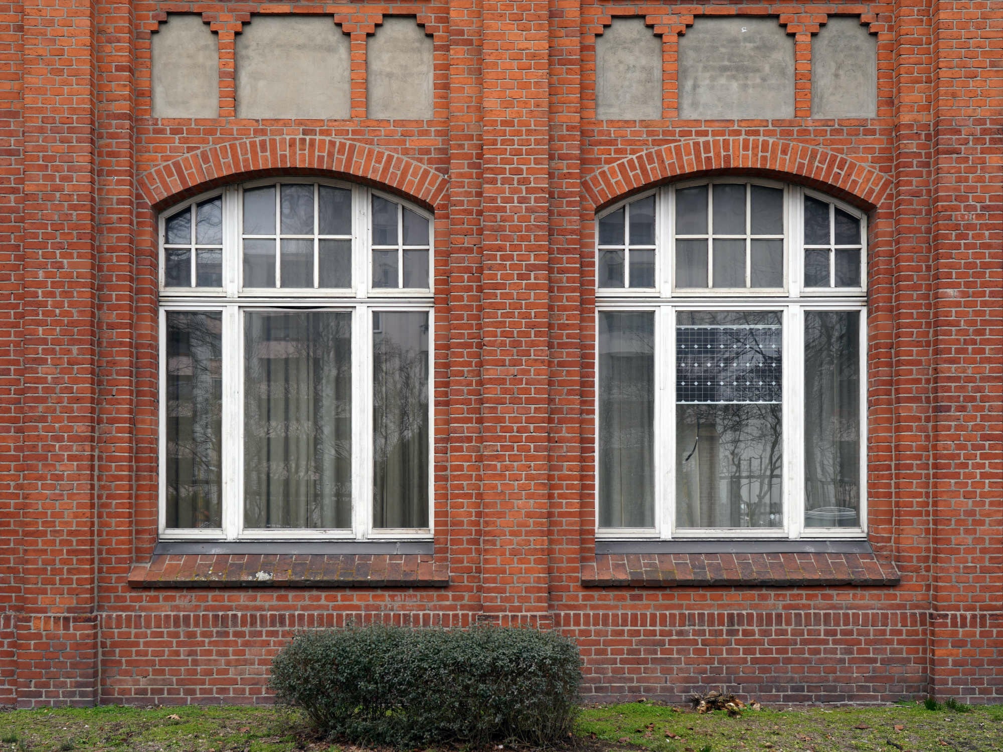 Zuvor waren Fenster eher stehend ausgerichtet, wie bei diesem Holzfenster in einem Berliner Industriebau aus dem frühen 20. Jahrhundert.