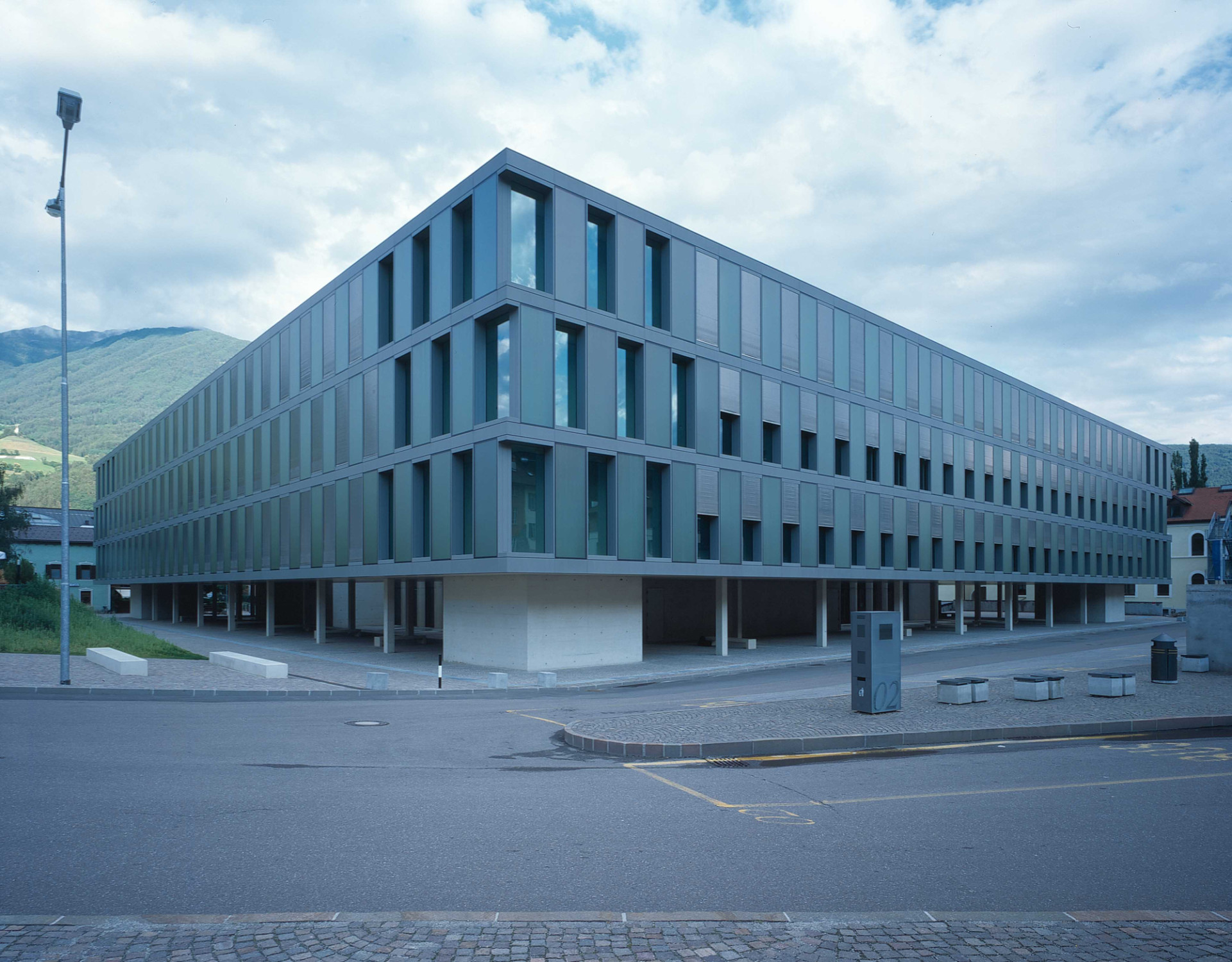 Elementfassade mit regelmäßigen Vor- und Rücksprüngen