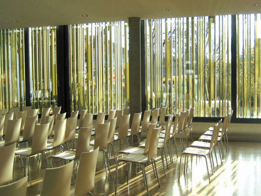Die Sichtschutzlamellen lenken Tageslicht den Musik- und Mehrzweckraum