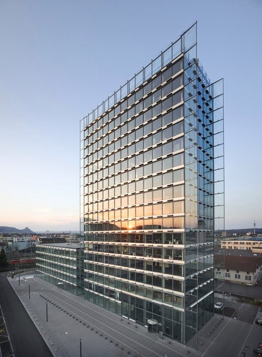 Flachbau und Hochhaus sind durch die einheitliche Gestaltung der Fassaden verbunden