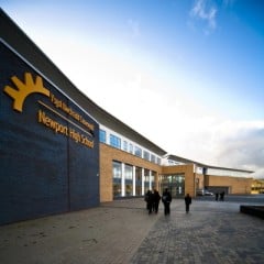 Die gebogene Haupthalle der Newport Highschool oder auch Ysgol Uwchradd Casnewydd auf walisisch