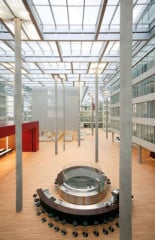 Schleuderbetonstützen im Lufthansa Aviation Center in Frankfurt von Ingenhoven Architekten, Düsseldorf