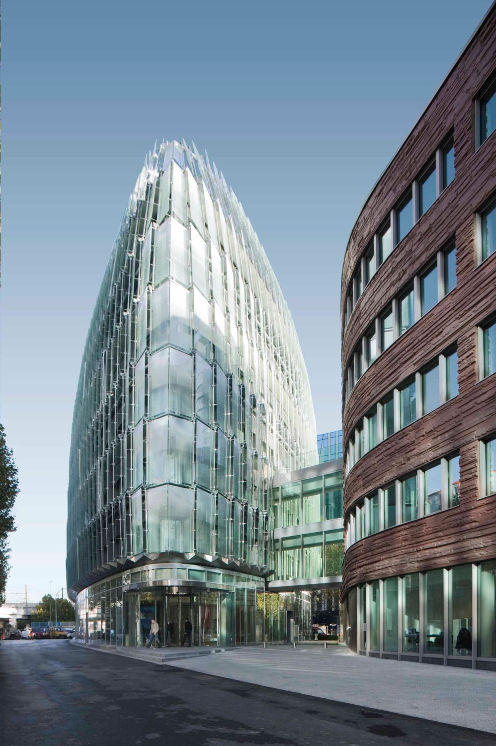 Rund 700 Glasschuppen umhüllen den 37 m hohen Bau
