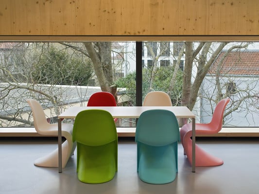 Bodentiefe Fenster ermöglichen den Kindern den Blick ins Freie
