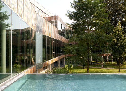 Das Therapiezentrum mit Thermalbad ist Teil einer historischen Parklandschaft