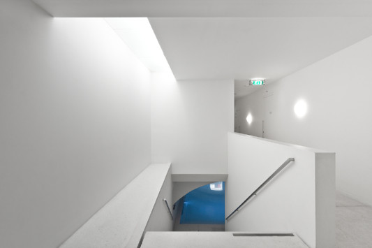 Eine Treppe führt in das Souterrain-Geschoss, wo sich das Schwimmbad befindet