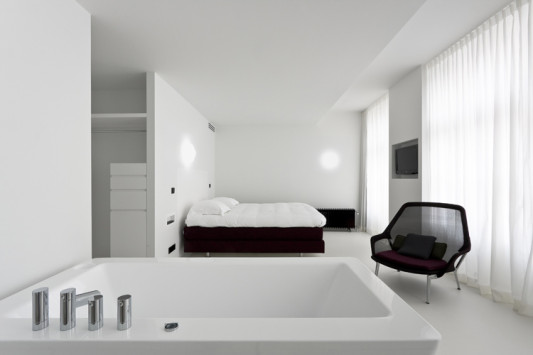 Einige Zimmer haben eine frei im Raum stehende Badewanne