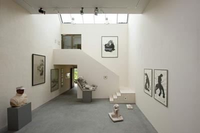 Ausstellungshalle mit Nordlicht