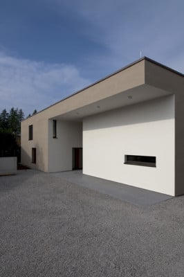 Südfassade, rechts die Werkhalle, links die Wohneinheiten