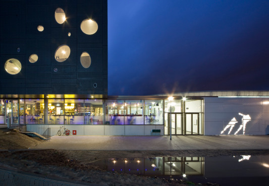 Sporthalle und anliegende Eislaufhalle