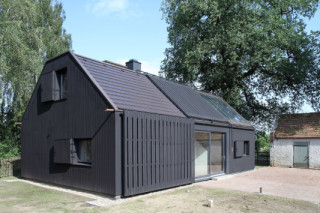 An Stelle eines massiven Fischerhauses wurde ein Holzhaus gleichen Volumens errichtet