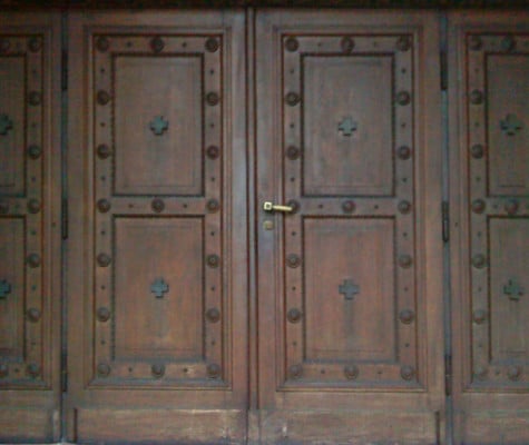 Beispiel Kirchenportal mit Gehflügel rechts, Stehflügel links