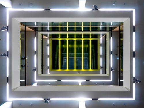 Die Oberlichtverglasung im Atrium: Innerhalb der Dreifachverglasung befinden sich Umlenkungsprismen, die das Tageslicht bis ins Erdgeschoss lenken