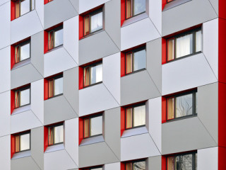 Die Fassade mit den neuen Aluminiumpaneelen in Rot und Grau