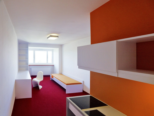 In Rot, Orange und Weiß sind die Zimmer gehalten